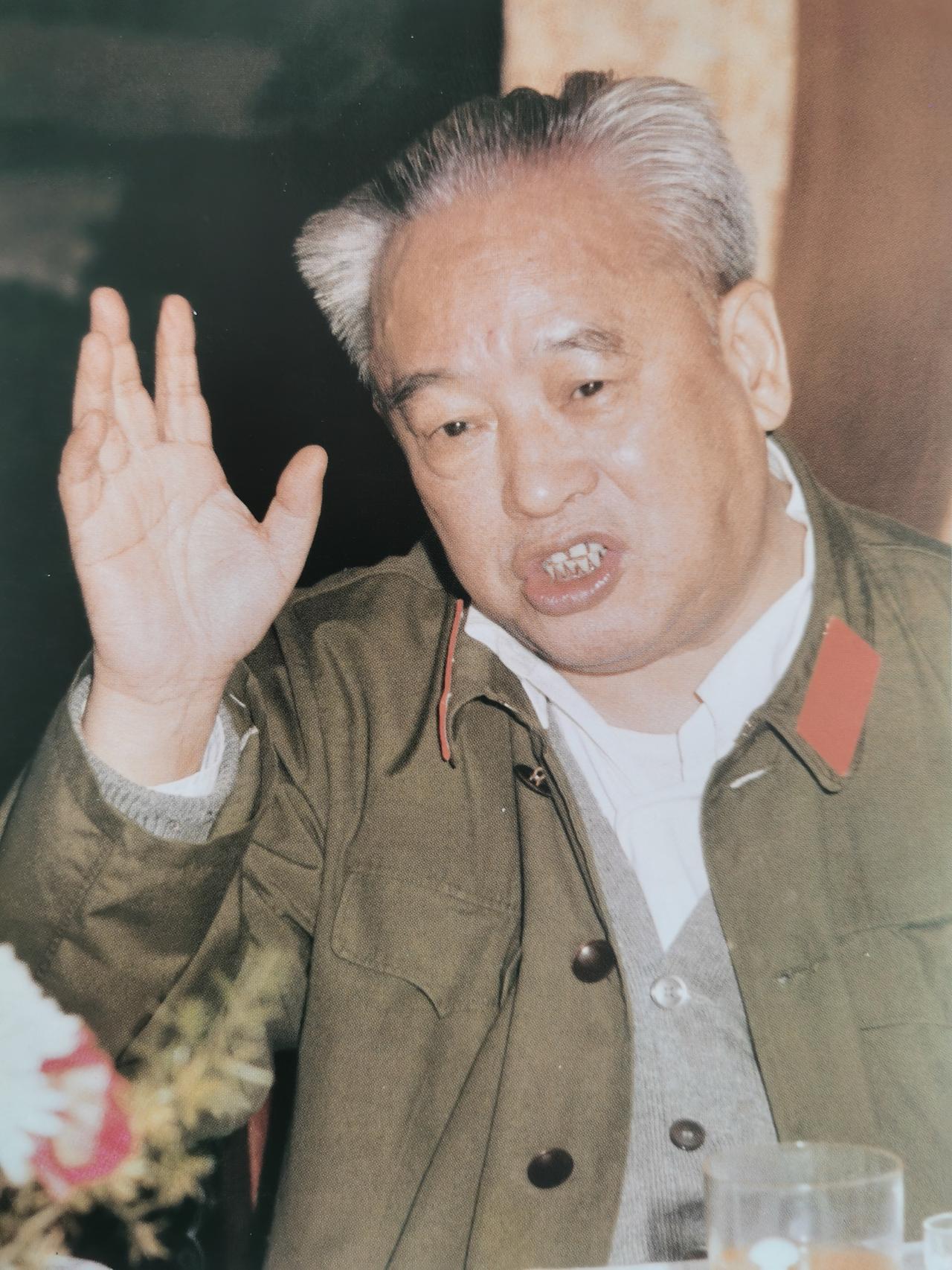 1985年余秋里退休住院时，一位素不相识的老同志直接批评他做错了两件事，第一件就