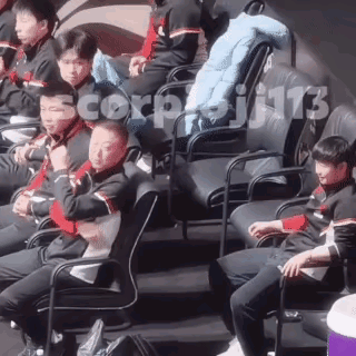 头哥“偷瞄”莎莎送关心！[大笑]莎头轮休坐在场上观战，头哥坐第一排，莎莎和曼昱