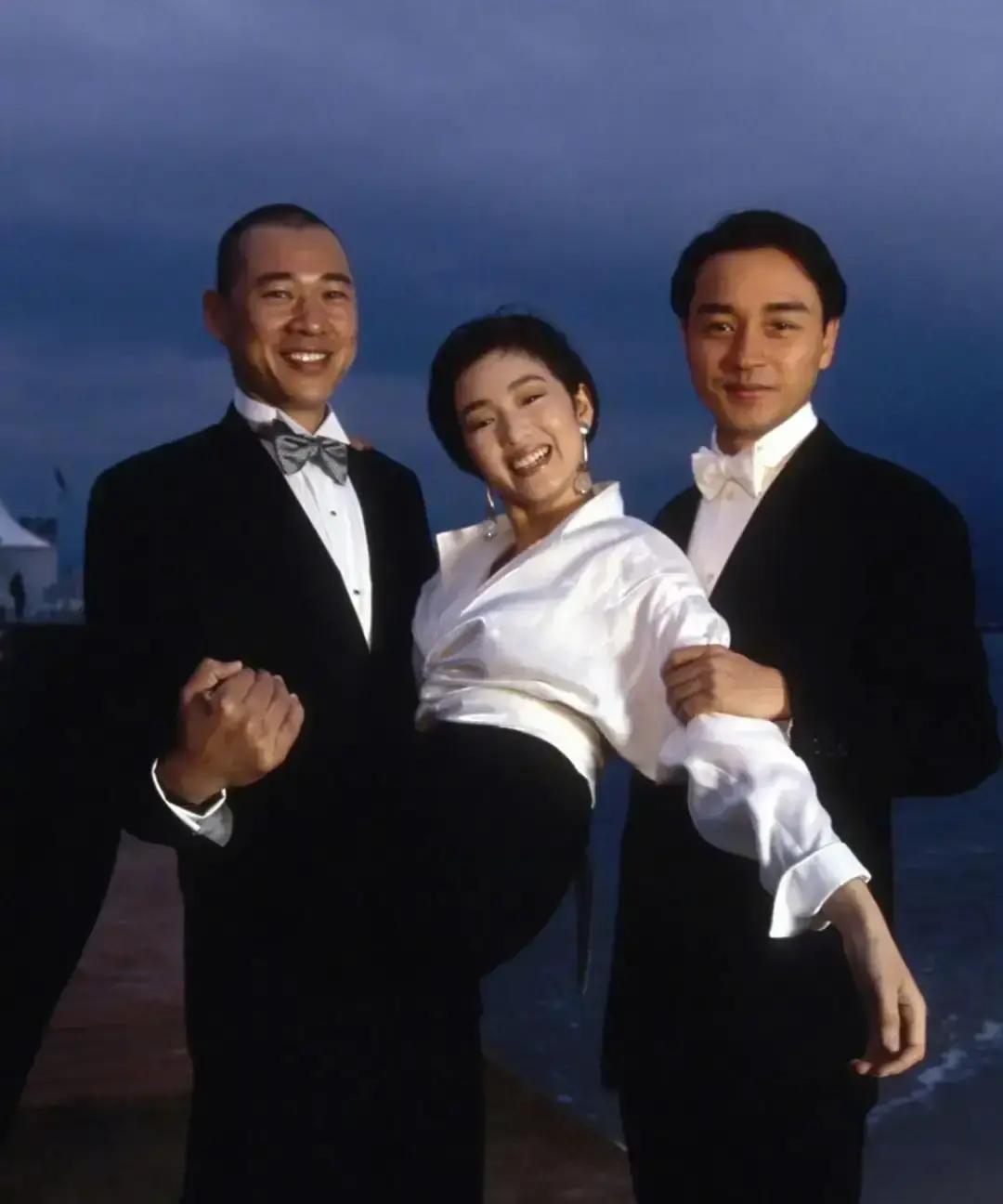 巩俐深夜甩出一张《霸王别姬》旧照，配文“这时刻再也不会有了”，评论区瞬间哭成海。