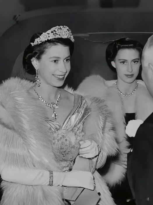 温莎王室颜值巅峰，当属伊丽莎白女王姐妹花英女王年轻时，容貌不及妹妹玛格丽特艳丽