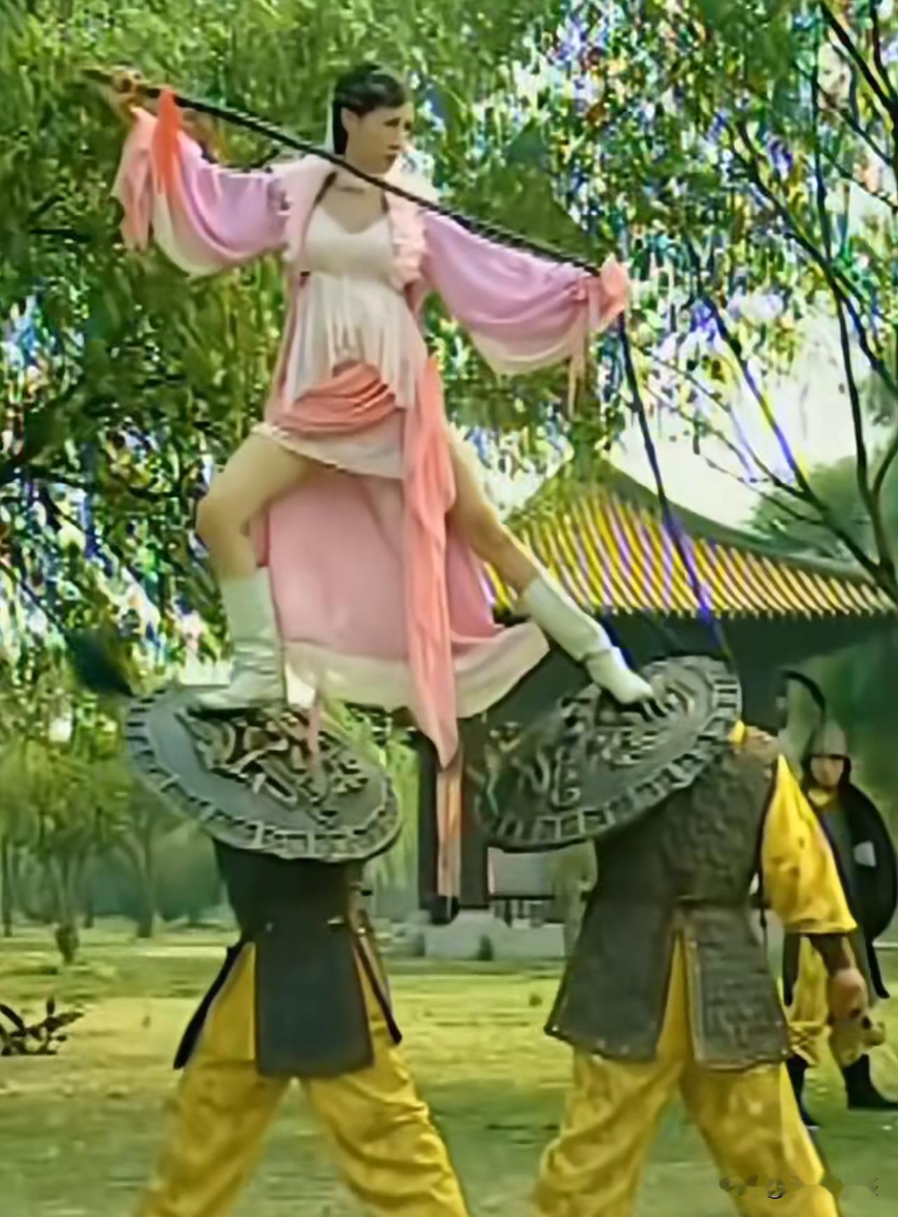 这是陆毅老婆鲍蕾年轻时演的一部轻喜古偶，一双宝藏大长腿，真的很抓人眼球，不过小时