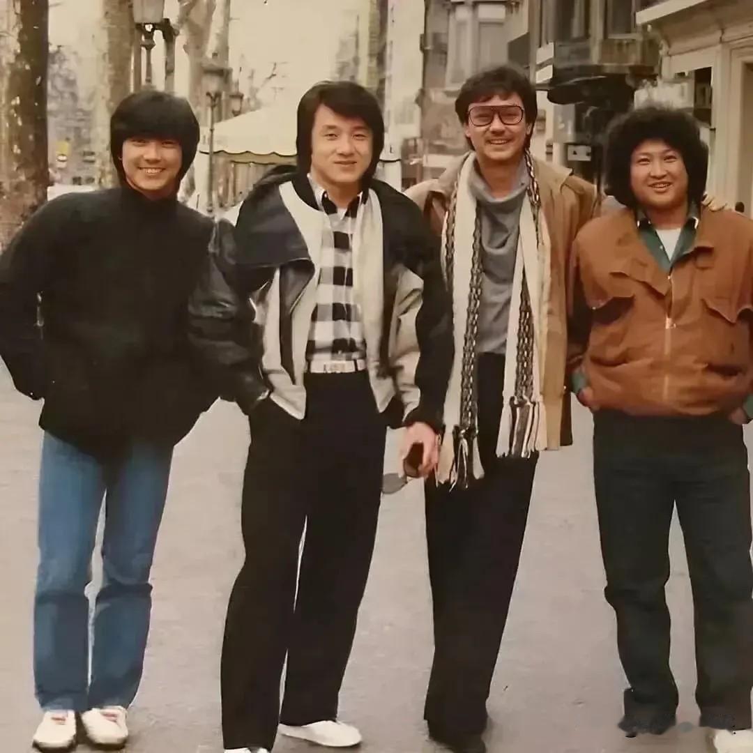 能把这四位港星认识，算你牛，特别是右边爆炸头的这位，年轻时候很有喜感。
