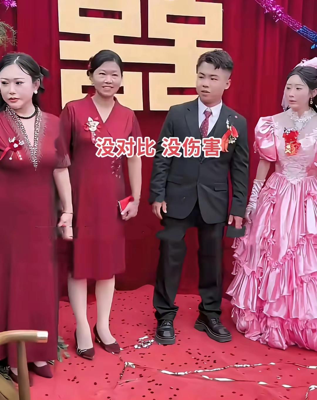 新娘穿错衣服了？在古代，正妻穿大红，妾穿粉色​​​