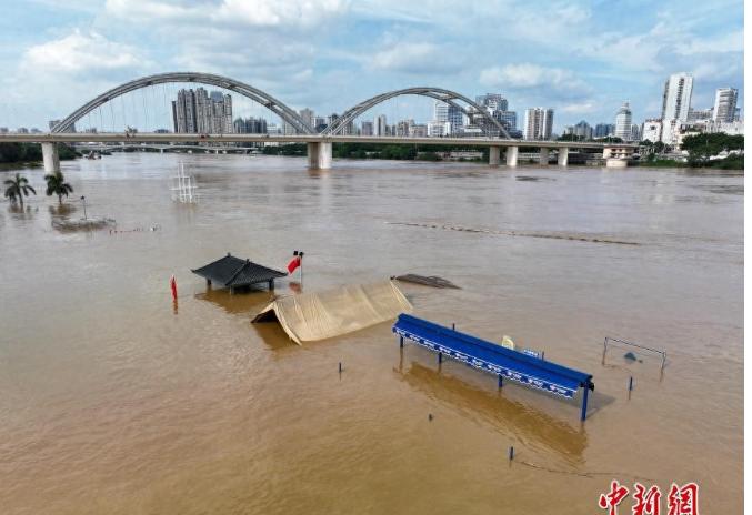 越南溃坝殃及中国，水利设施告急，广西18条河预警，洪峰直抵南宁10月7日，越