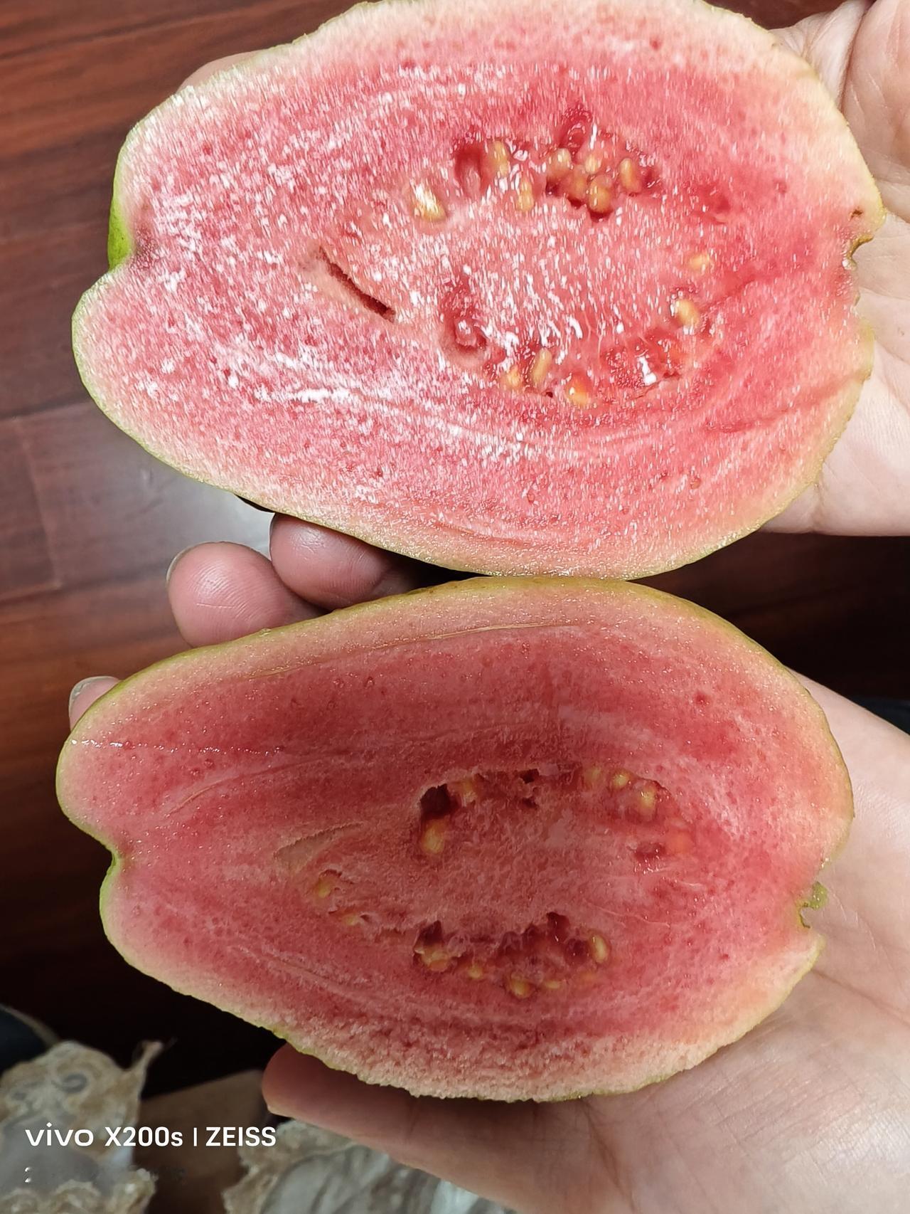 友友们，朋友送我的水果，吃着挺好的，不知道里面的种能不能吃？