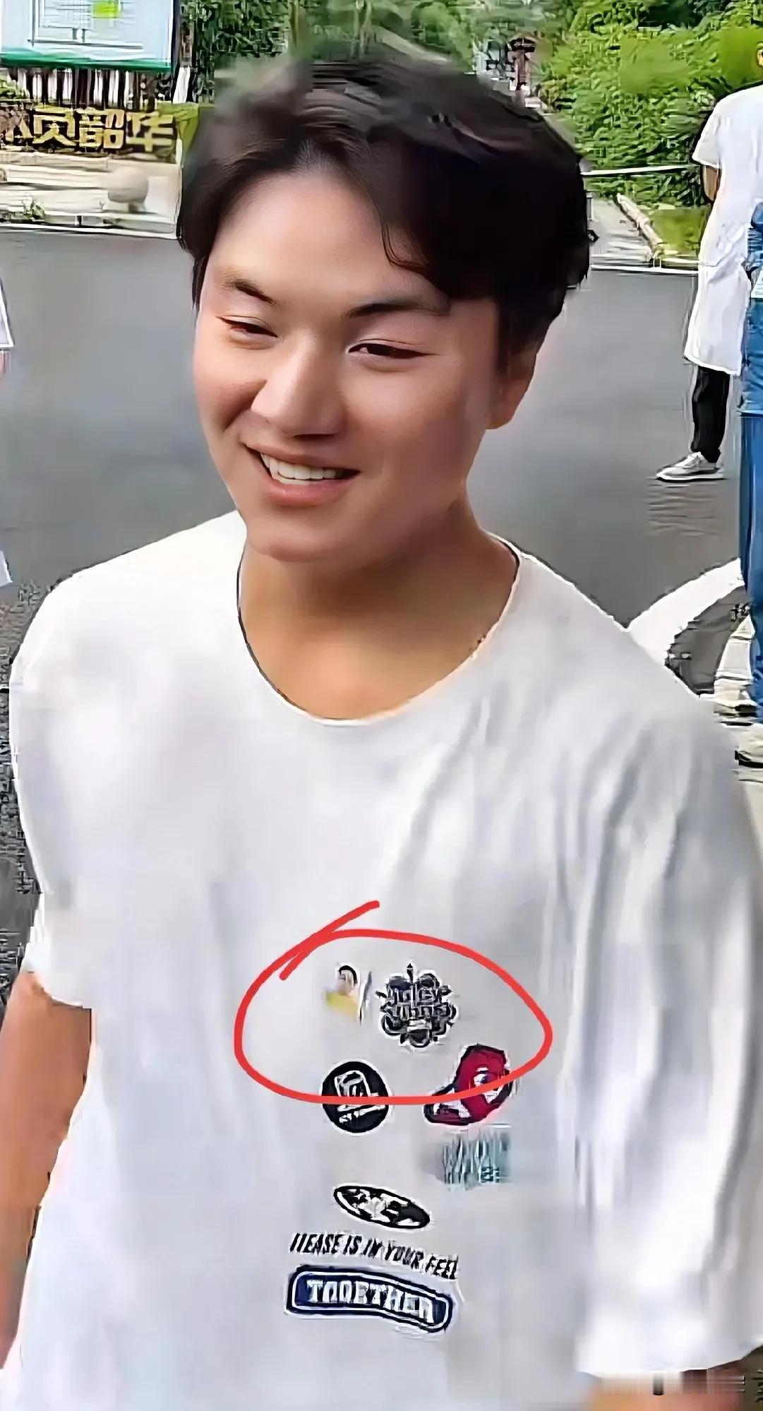 泪目！江西少年，于母亲离世后独自奔赴高考战场。他怀揣母亲照片入场，一句“想让妈妈