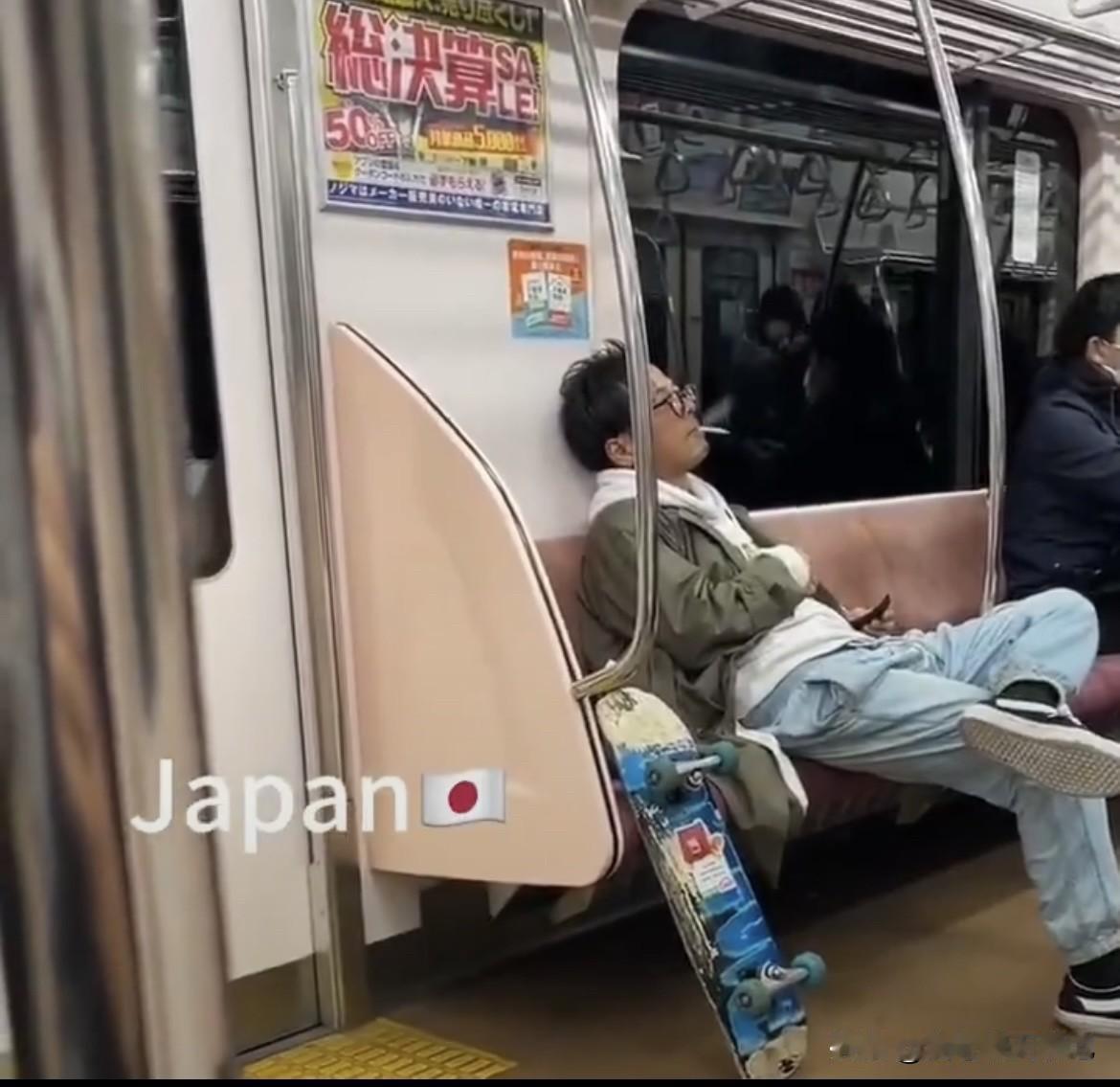 一位日本人在地铁上，翘着二郎腿，斜躺着，大口大口地吸着烟。这一幕被人偷拍，并放到