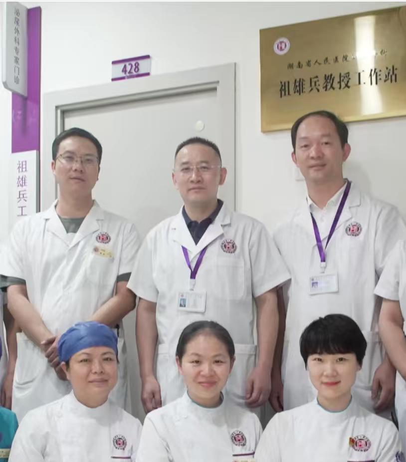 照片里半蹲在祖医生身旁的汤淑珍，即便是素颜也相当出众。她五官清秀，眼角微扬，看起