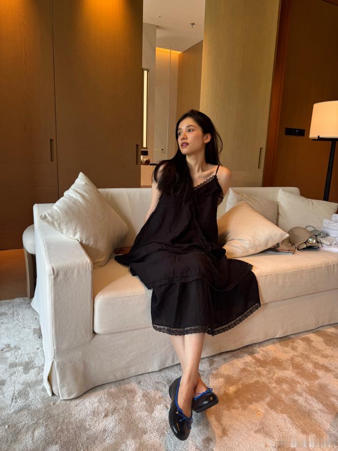 张婧仪蕾丝吊带裙张婧仪越随性越美蕾丝吊带裙解锁张婧仪不一样的一面，裙身精致柔和，