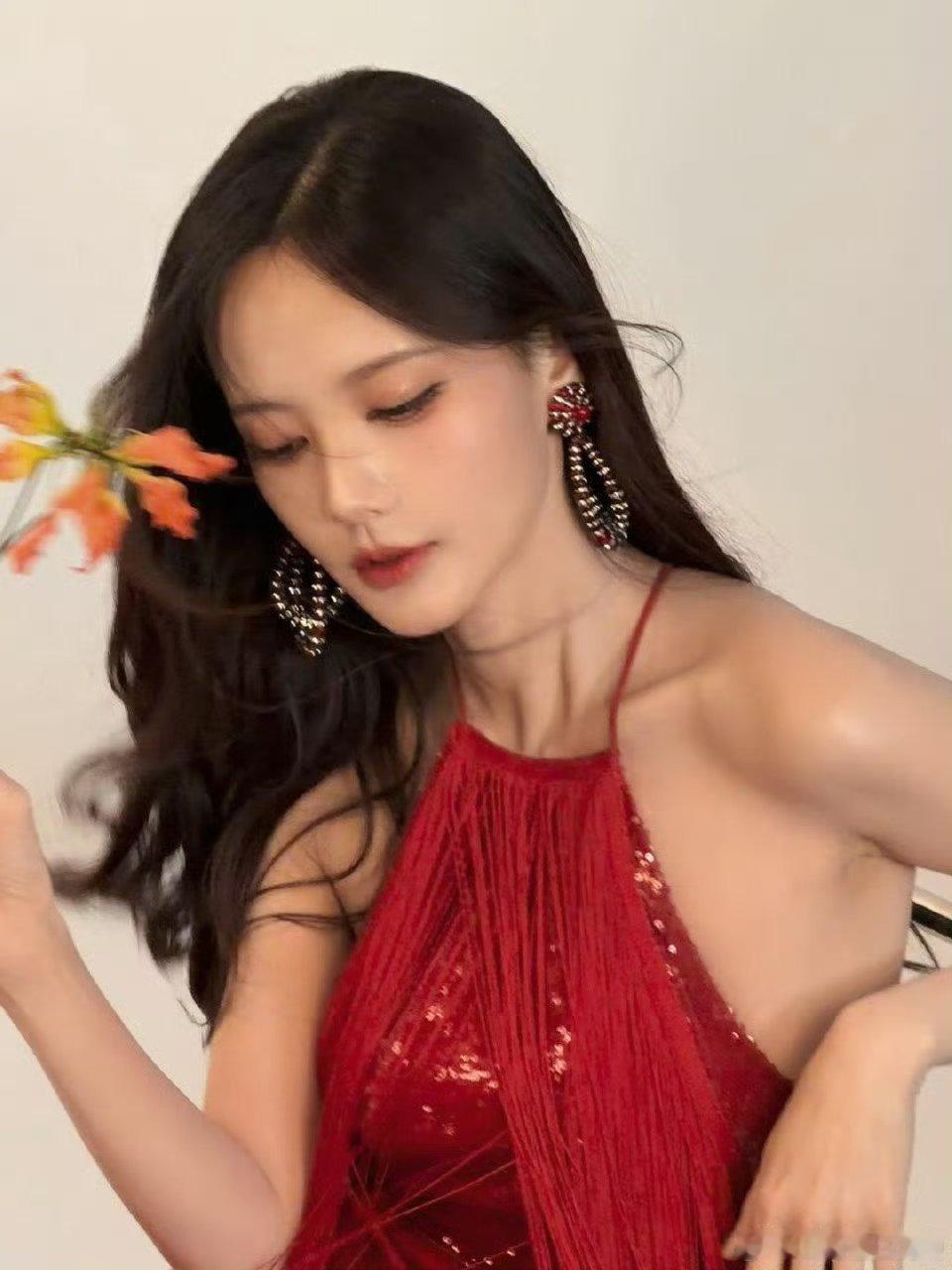 李一桐红裙大波浪，中国红就是大气好看啊送去选秀李一桐高情商公关