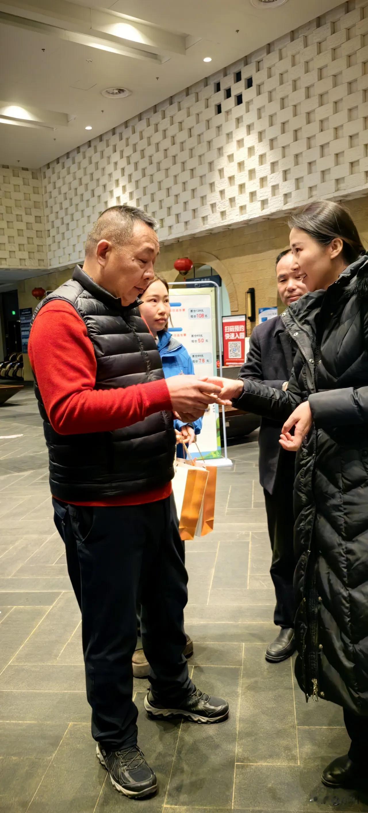 一个考上公务员的朋友刚跟我吐槽：工作5年，月薪6000，年终奖2万，节假日值班随