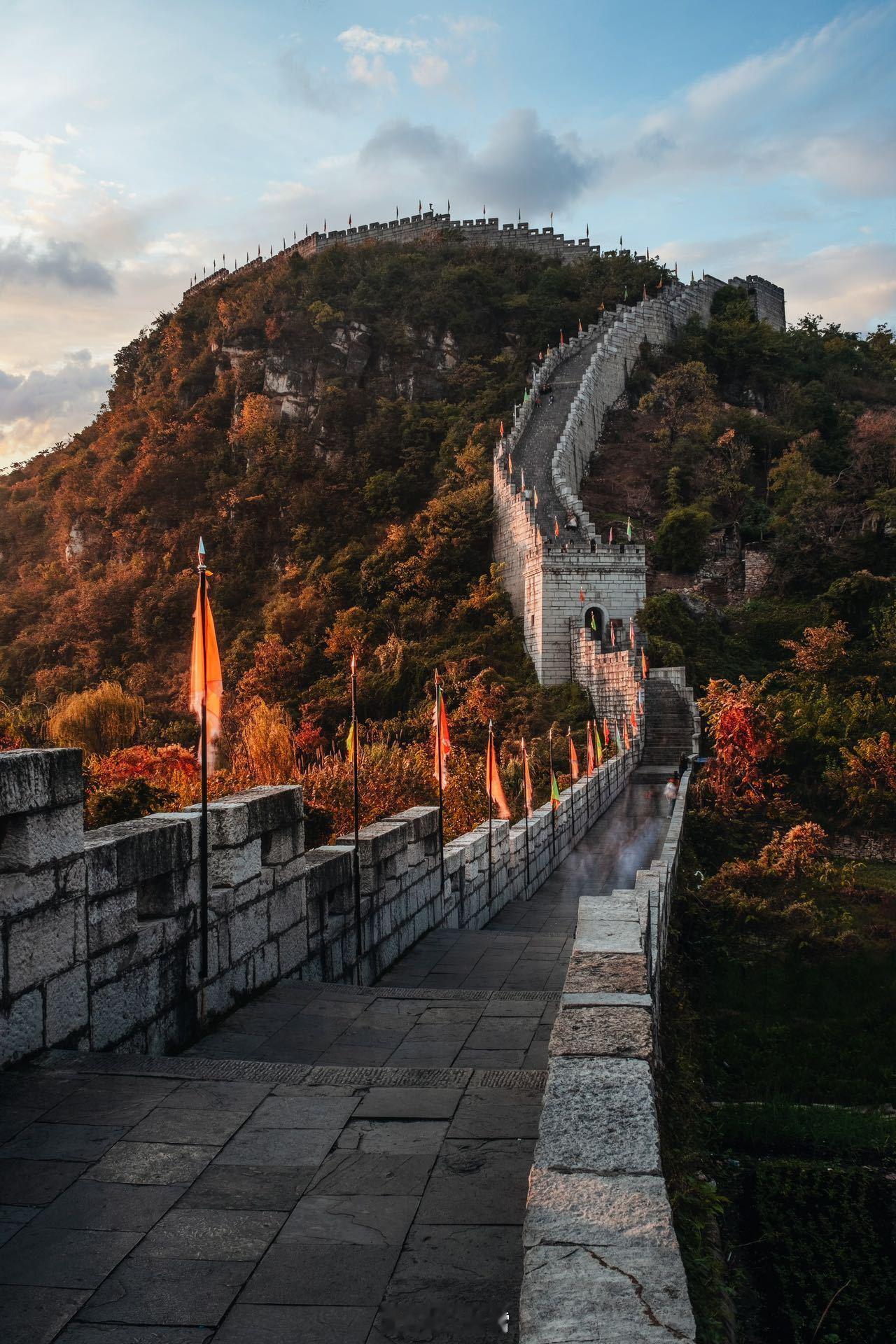  青岩古镇，一座因军事城防演化而来的山地兵城。古镇的街巷布局堪称古代军事工程的典