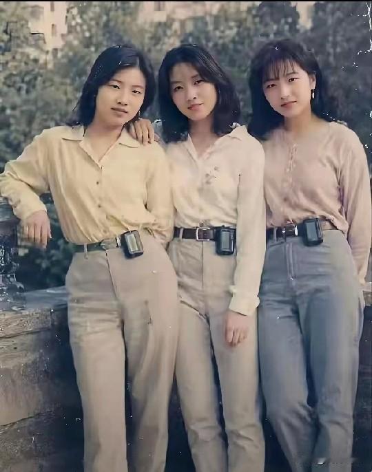 审美标准变了，现在都喜欢秦主任了。90年代，谁家姑娘要是腰上别个BB机，走路都带