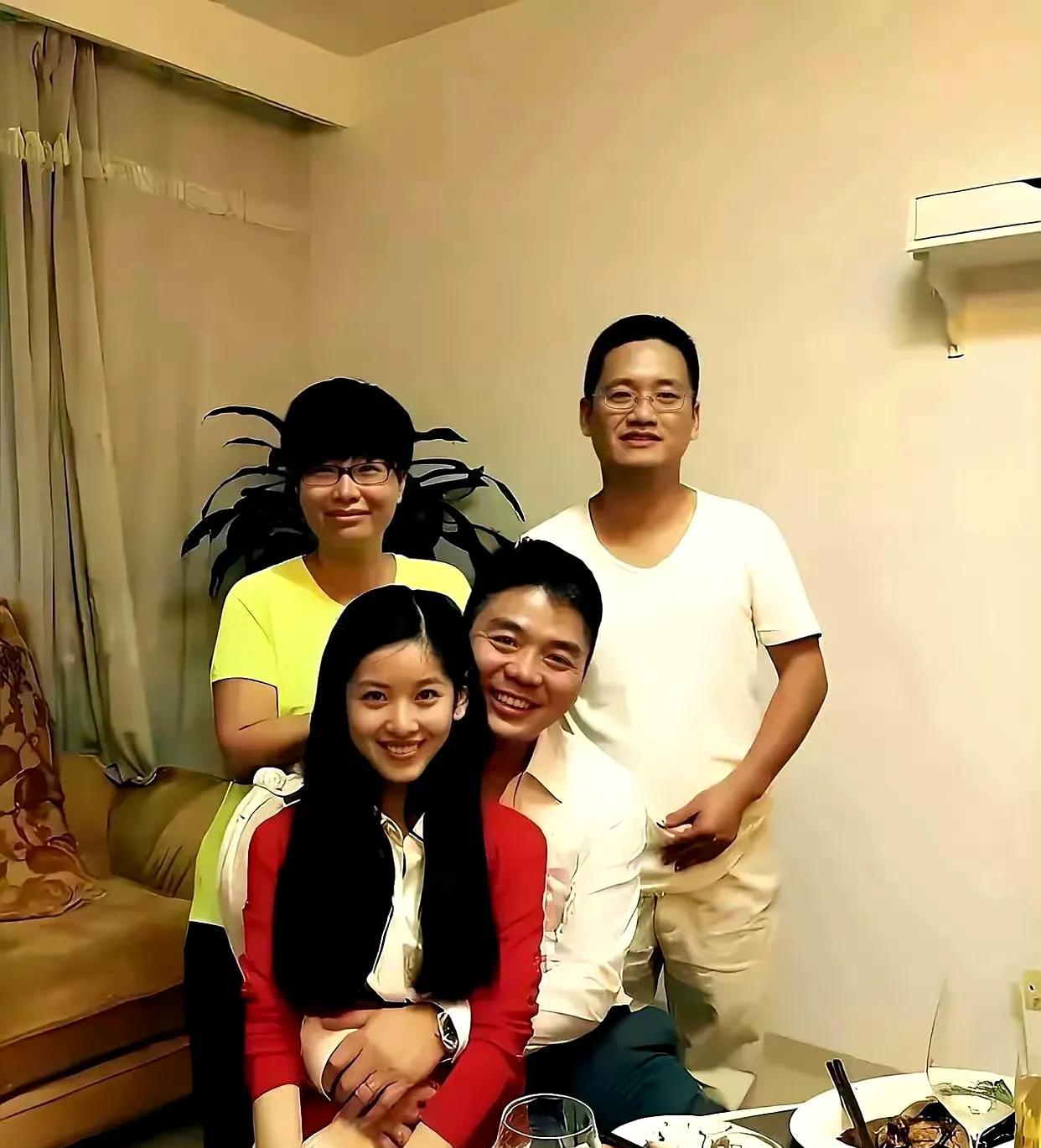 当年，刘强东已经是京东的大老板，而章泽天是清华大学的学生，刘强大带章泽天回老家和