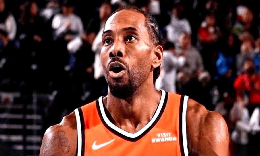 我总盯着加兰看，心里真不是滋味。米切尔在，他灵动得像个精灵；可当他独自带队，整