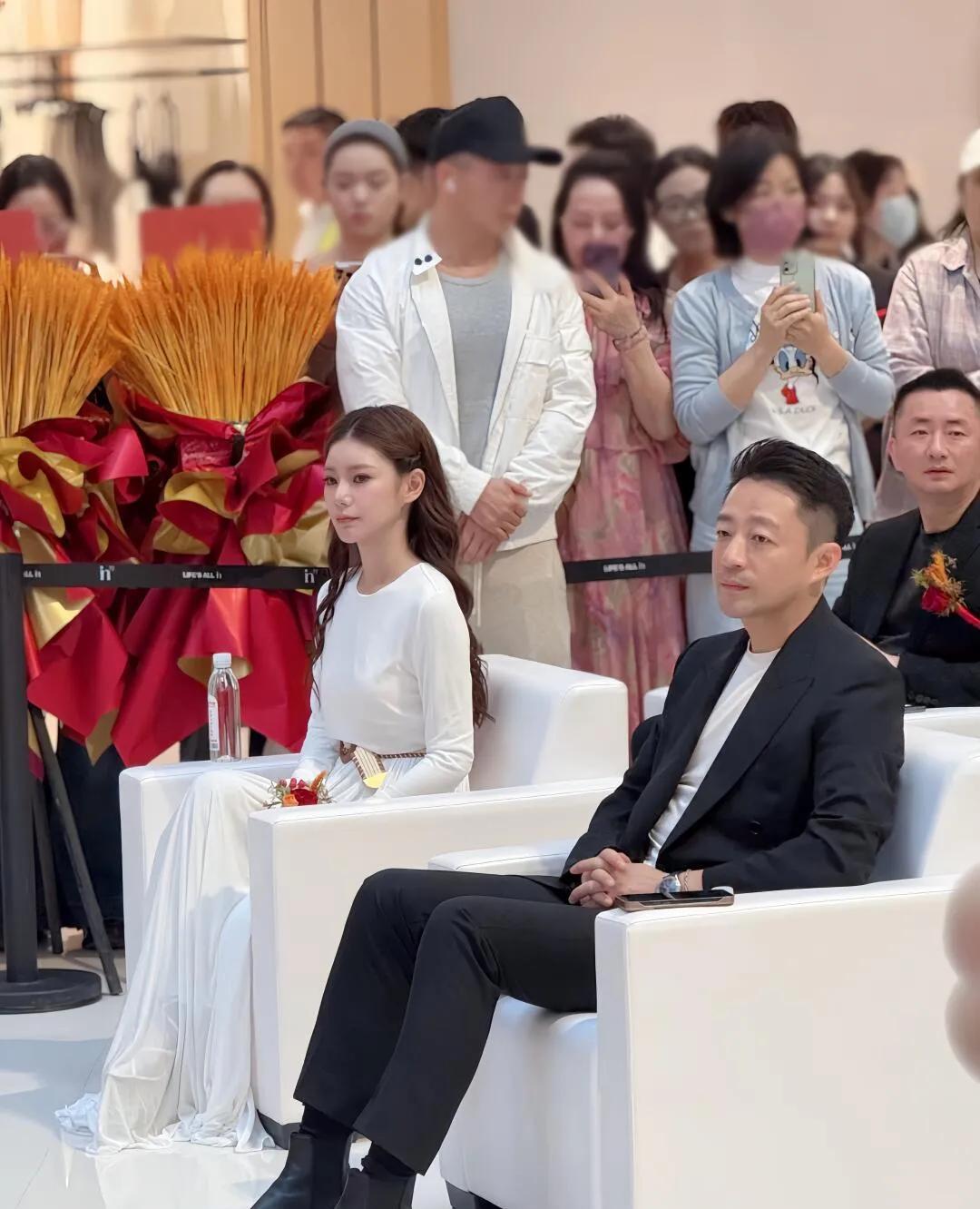 有网友晒出汪小菲和老婆马筱梅最近去合肥给自家新开的餐馆撑场子啦！汪小菲穿得板正