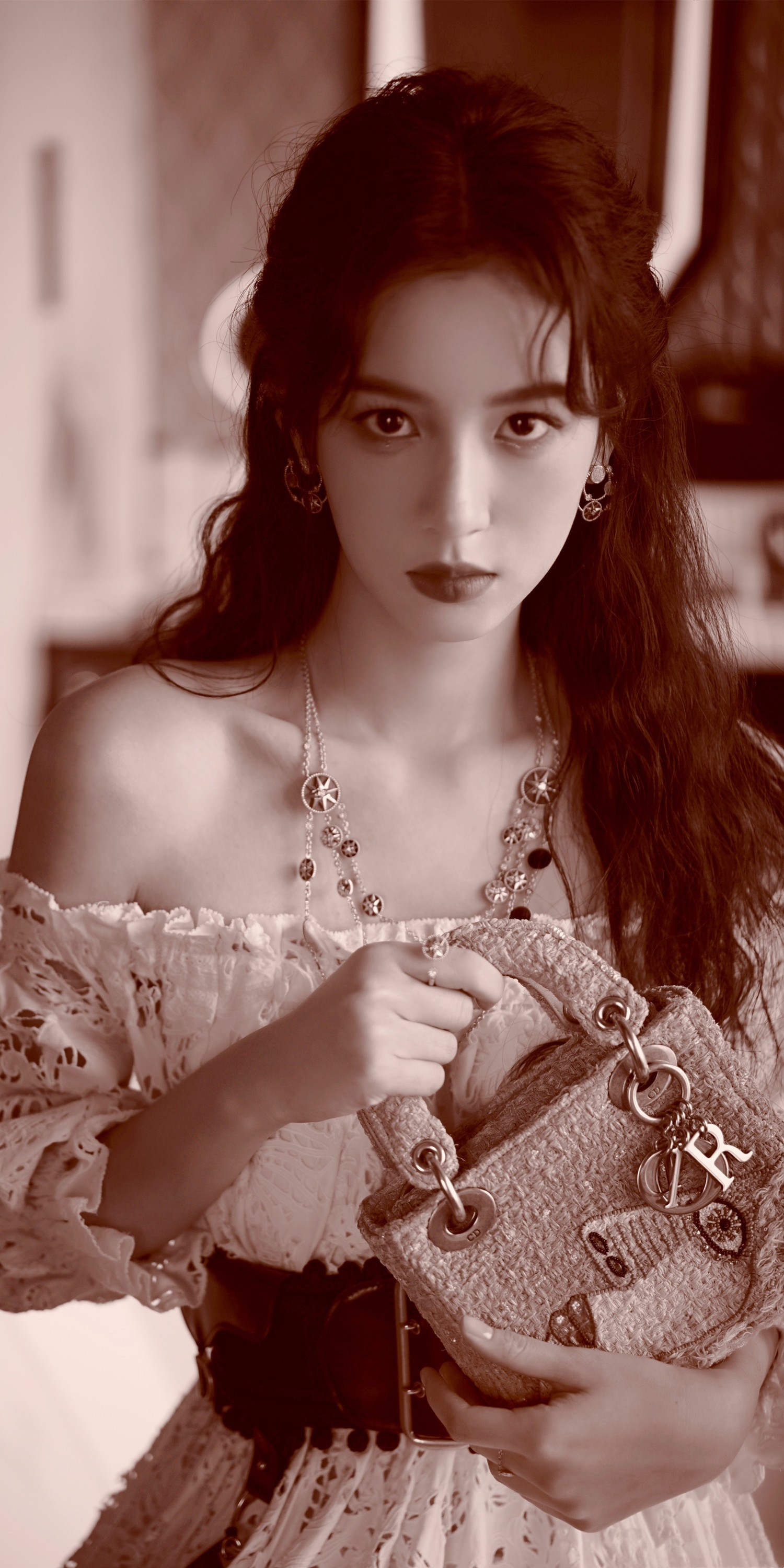 周也”冷脸小花“唯美壁纸：一袭少女蕾丝裙，曼妙甜美。周也