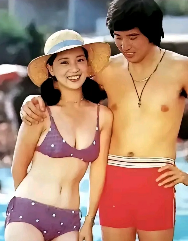 这是当年秦汉与林凤娇在海边沙滩的留影，当年林凤娇的颜值与身材堪称一流。或许正是优