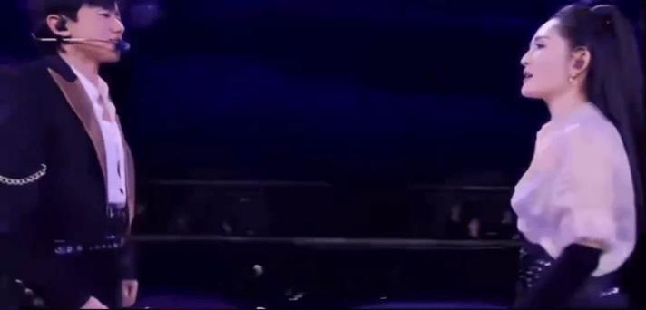 跨年张杰谢娜合体共舞谢娜猜到张杰唯粉会对她不满但她一定没想到粉丝连张杰都不放