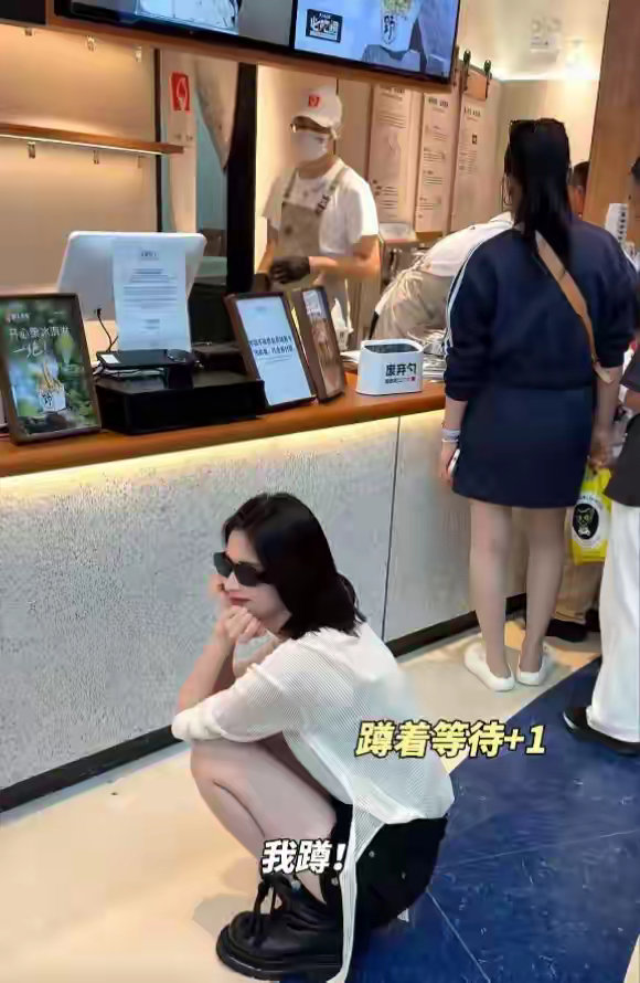 颖儿带娃玩累到蹲地上，7岁小月亮又高又瘦，排队买冰淇淋好独立