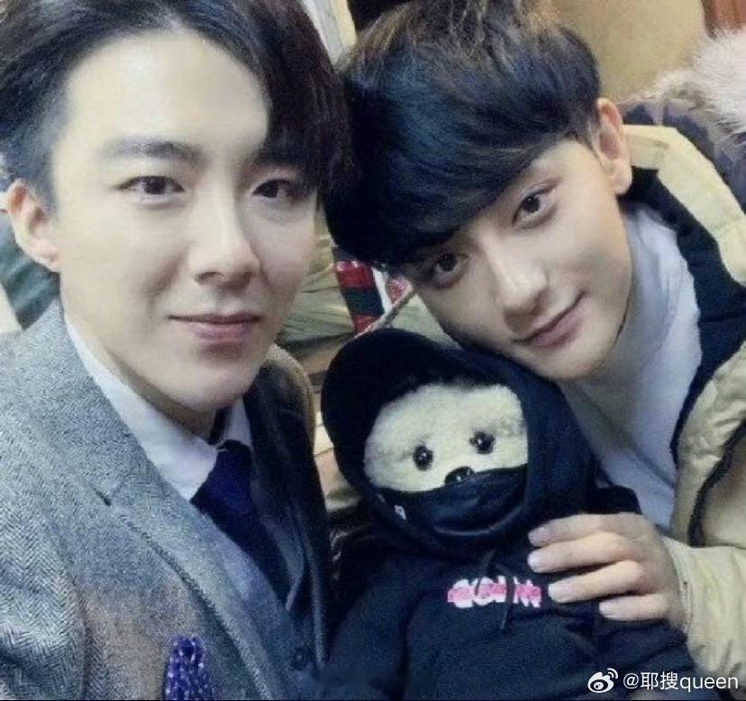 这就是多年老友，刘宇宁陪黄子韬敬酒，哎呦！真的是好朋友结婚我坐主桌！爽啊​​​