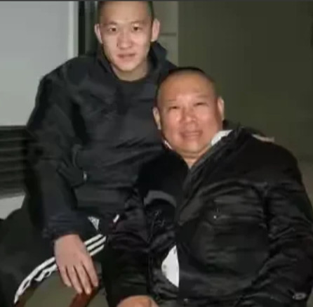 2010年，曹云金离开德云社，他劝说搭档刘云天跟他一起走。郭德纲一再挽留刘云天：