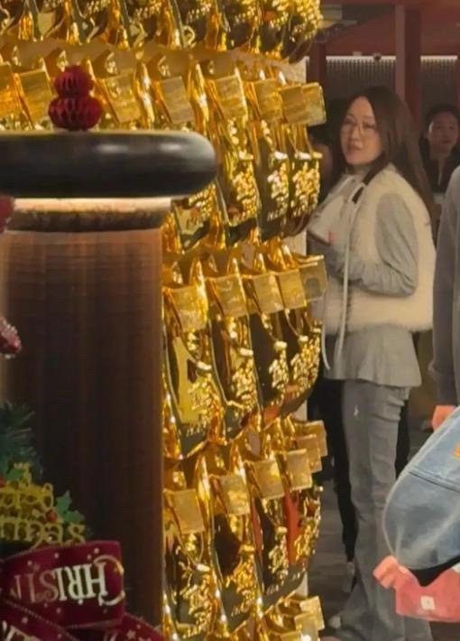 网友在深圳偶遇杨钰莹逛街！54岁嫩得像18岁小姑娘，身穿皮草又白又美丽