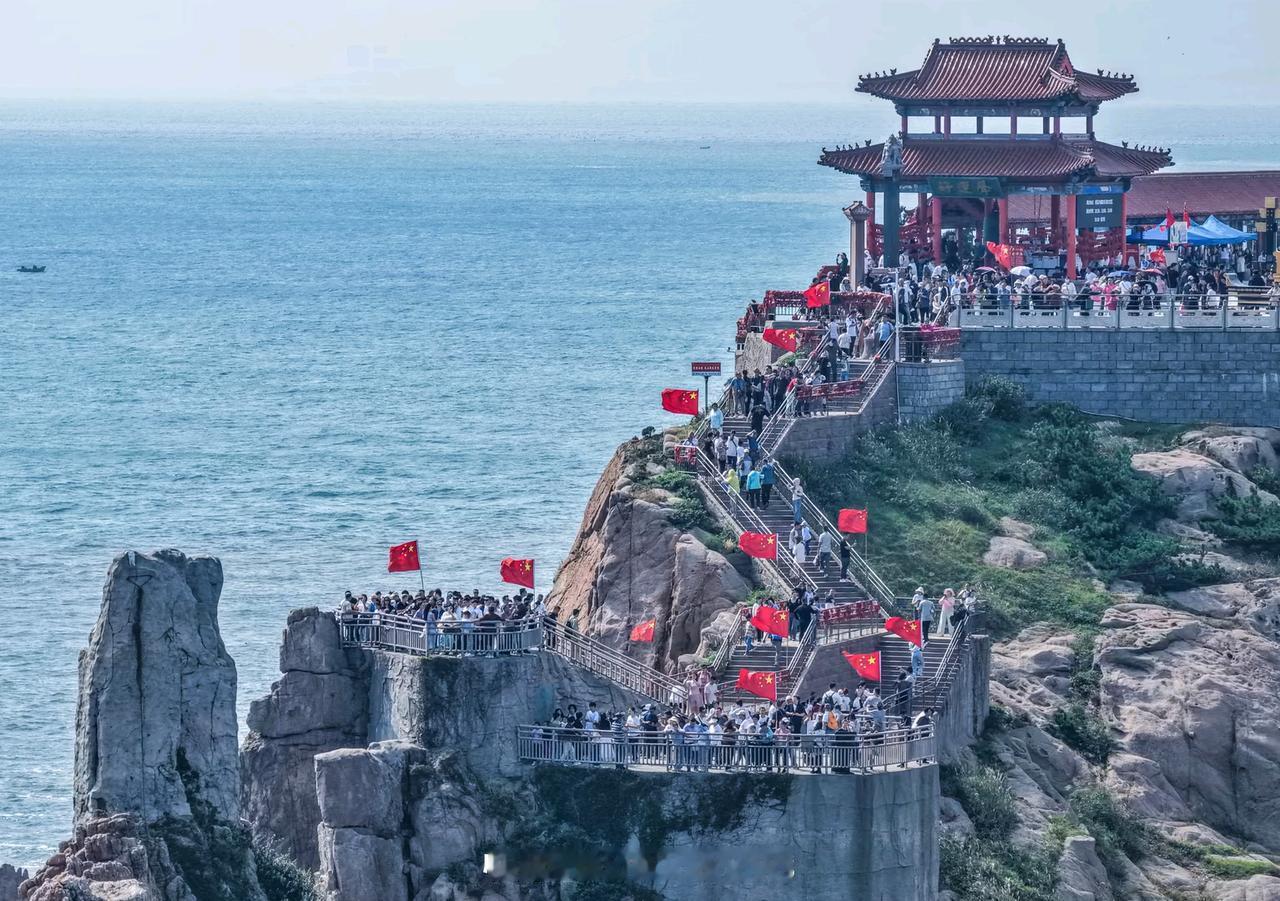 国庆与中秋的光影叠在一起，镜头里的中国立刻活了起来——是天安门广场上飘成红海的国