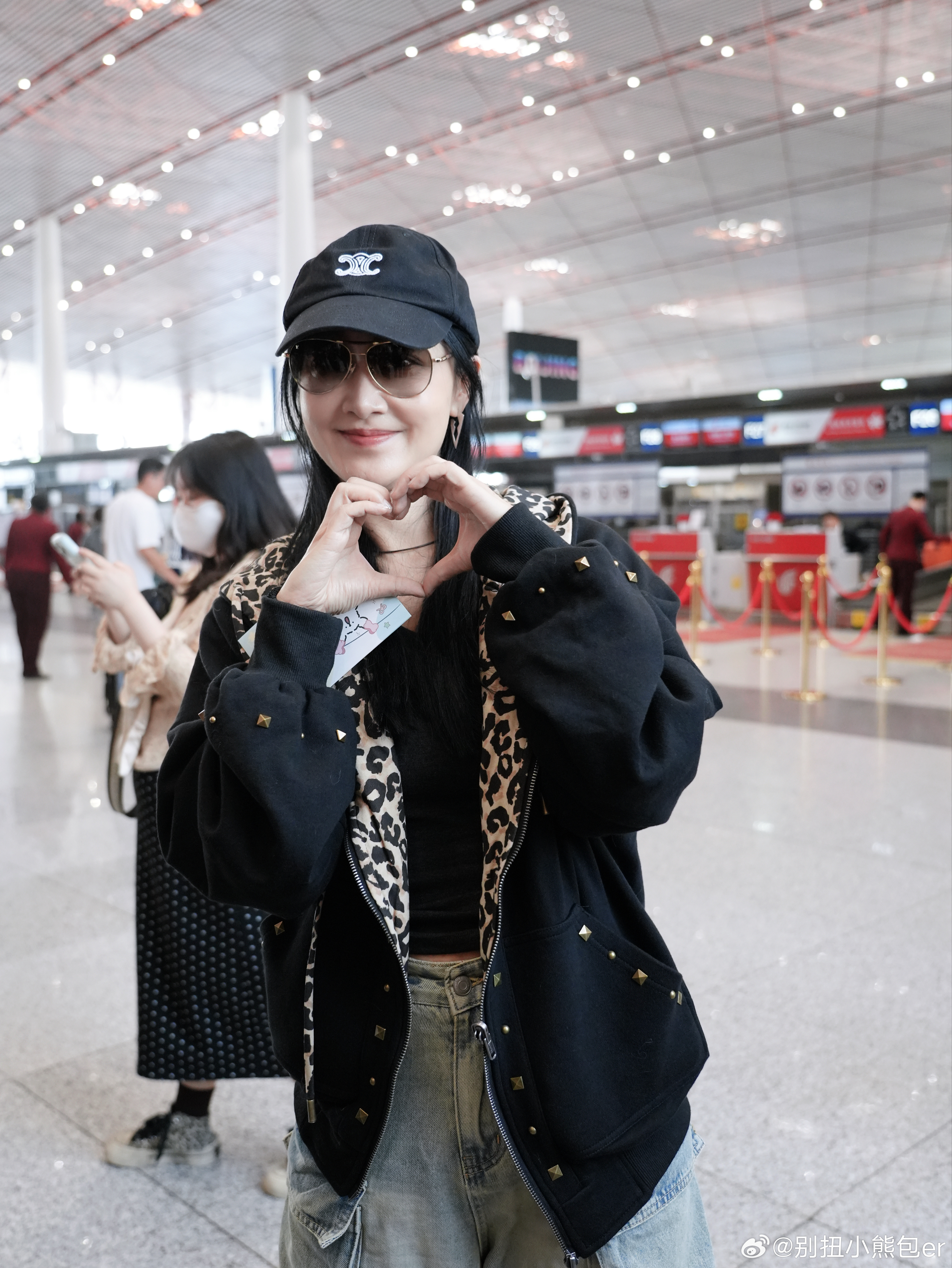 赵子琪出发浪姐机场路透赵子琪出发录制浪姐7赵子琪低调出发浪姐7，穿搭舒适有气质