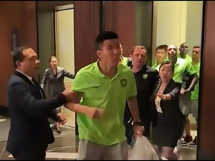 还得是北京球迷，哔哔出最有血性的国安队。一句“猪后卫，你出来”，国安旅欧名宿王刚