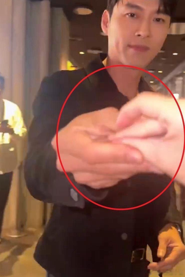 孙艺珍点赞玄彬拒绝比心视频韩国姐姐孙艺珍和老公玄彬在活动上互动，姐姐秀出一半心型