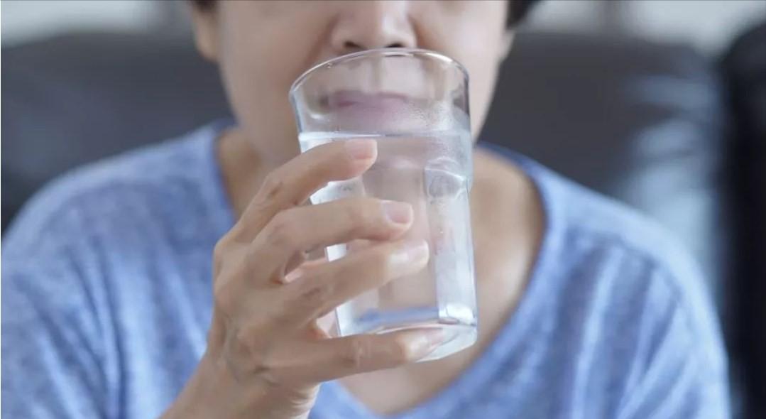 口干咽燥、失眠烦躁？3款补津液方，比白开水养人10倍！内热重的人常被口干舌