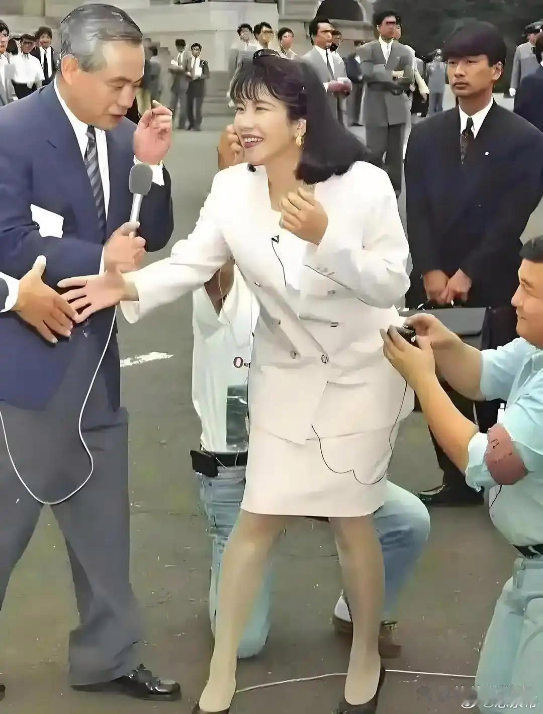 这是高市早苗35岁的模样。好家伙。颜值比现在稍好一点。整个人散发出的气质。就是个