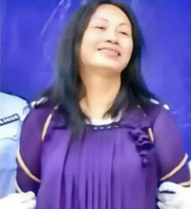 2012年5月18日，广东揭阳的刑场。两名女子跪在地上，一个是不识字做买卖的女老