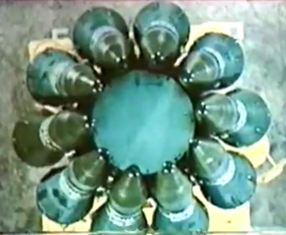 10花聚顶，但是每朵“花”是40万吨TNT，一枚销半个欧洲SS-24