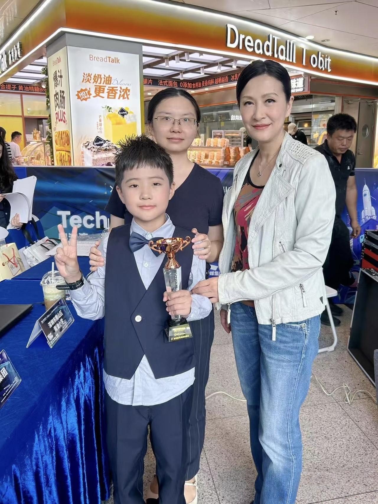 54岁陈慧珊在深圳商场被偶遇，她穿着一身低调朴素的衣服，脸上化着大浓妆，外表看起