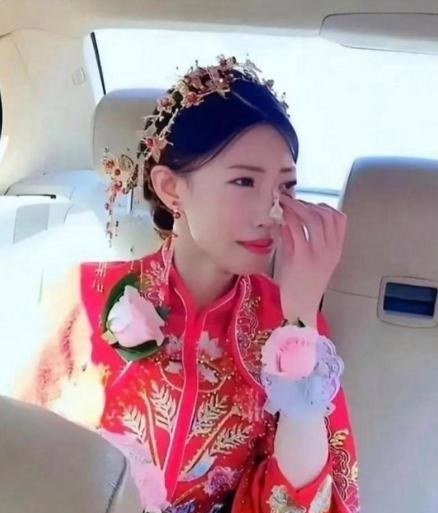 哈尔滨有个叫林婉晴的姑娘嫁到南京。婚礼那天，娘家50多人自驾19辆车来，住婆家订