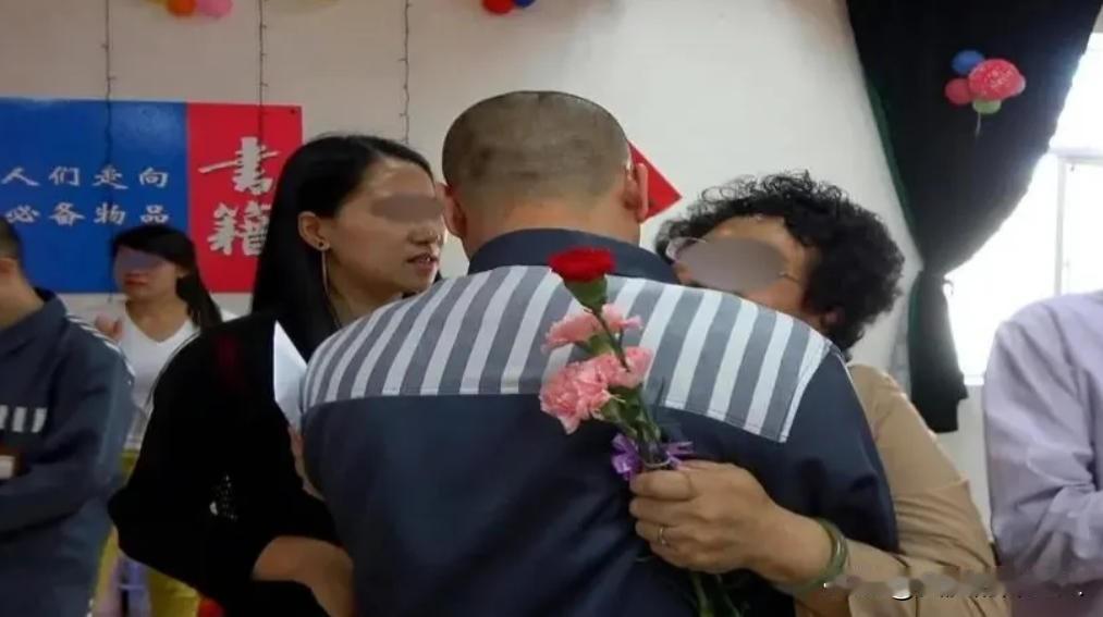 2019年，云南小伙第六次入狱后，不禁引起了狱警的注意，狱警疑惑地问小伙子：“1