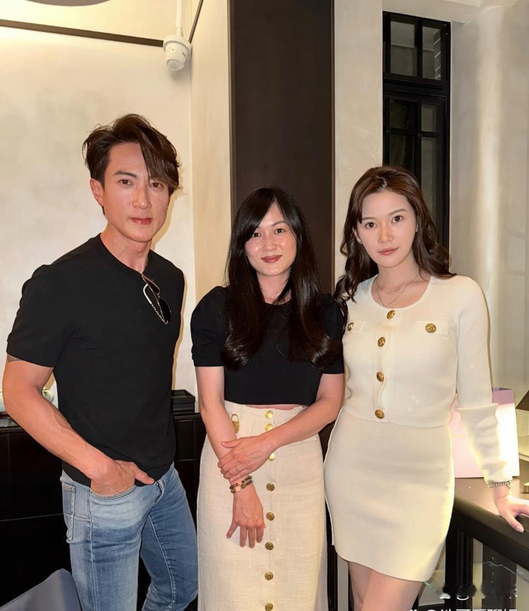 吴尊带着老婆林‌丽﻿﻿‏吟在澳‎门露面，跟朋友一‍‏起吃饭喝酒。林丽吟看着老了不