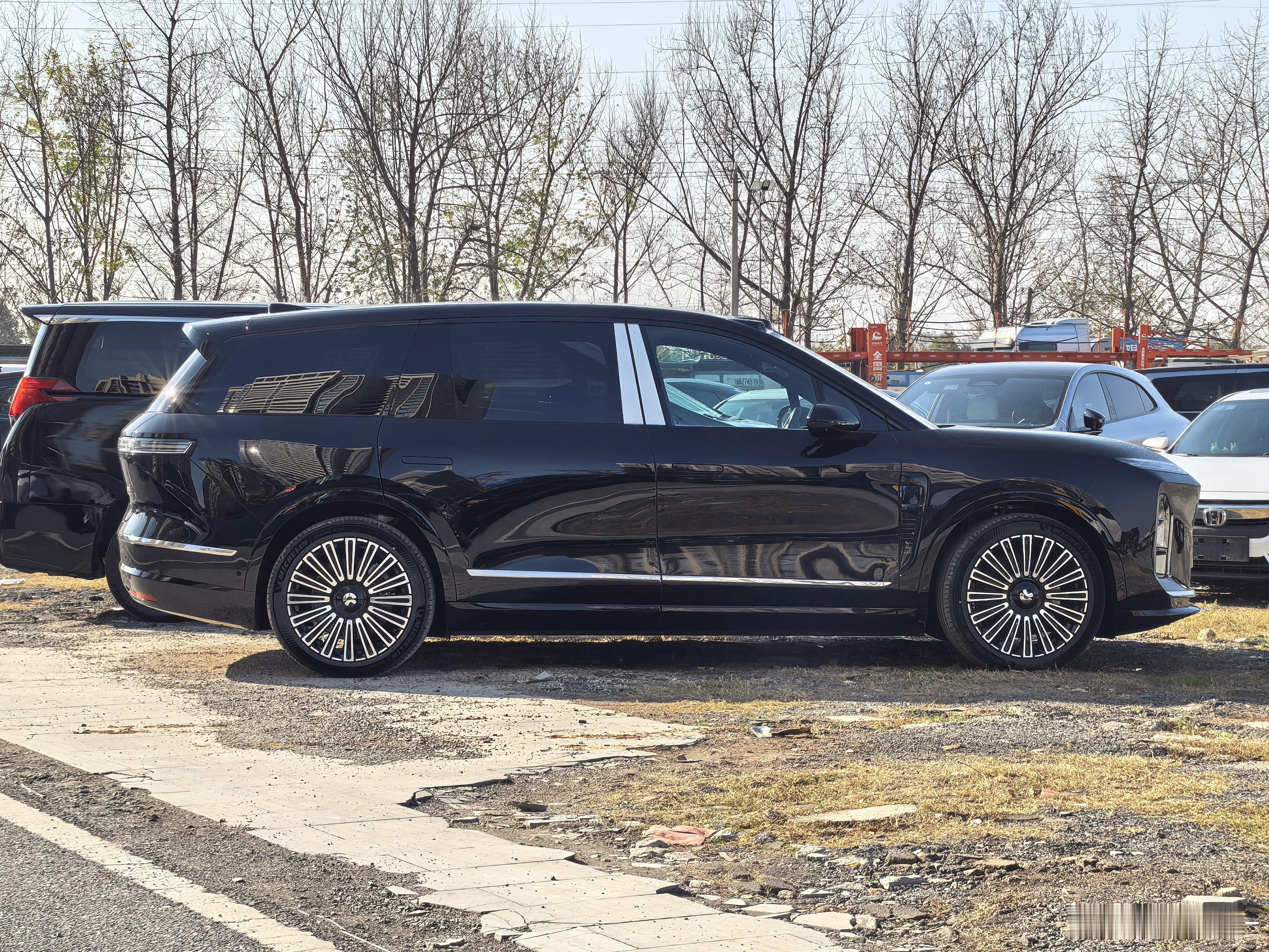 蔚来ES8的轴距3130车侧舒展开好看，耐看比被挡住的埃尔法车身长，轴距长那可