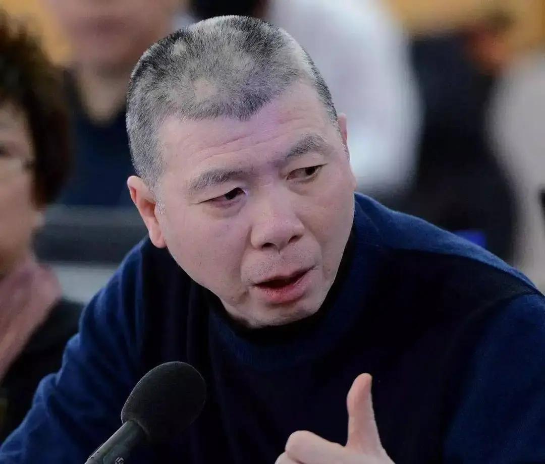 冯小刚这辈子最成功的作品，不是电影，是他自己。那些当年当面叫他“冯裤子”的