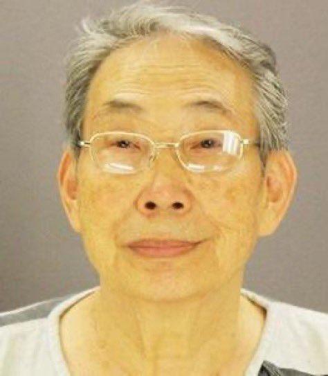 图一里的人，是75岁的华裔老人金忠。2013年，他因无法忍受楼上非洲裔邻居(图二