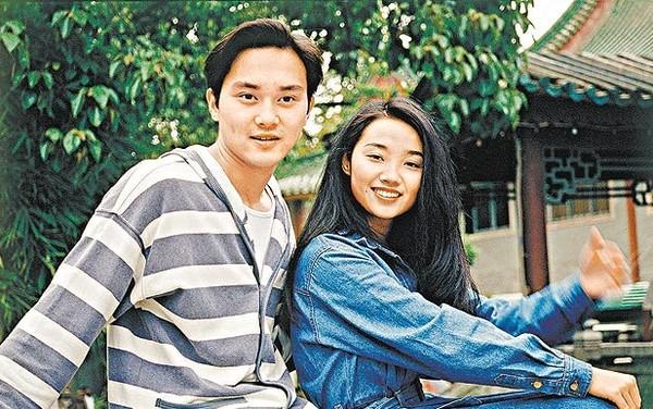 张智霖前任许秋怡晒照庆祝父亲节，儿子这长相真的比魔童更高，更帅气啊！虽然21