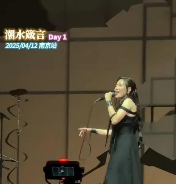 安溥，一名来自宝岛的优秀歌手。不幸的是，她被举报了！涉及上海的两场演唱会（7月