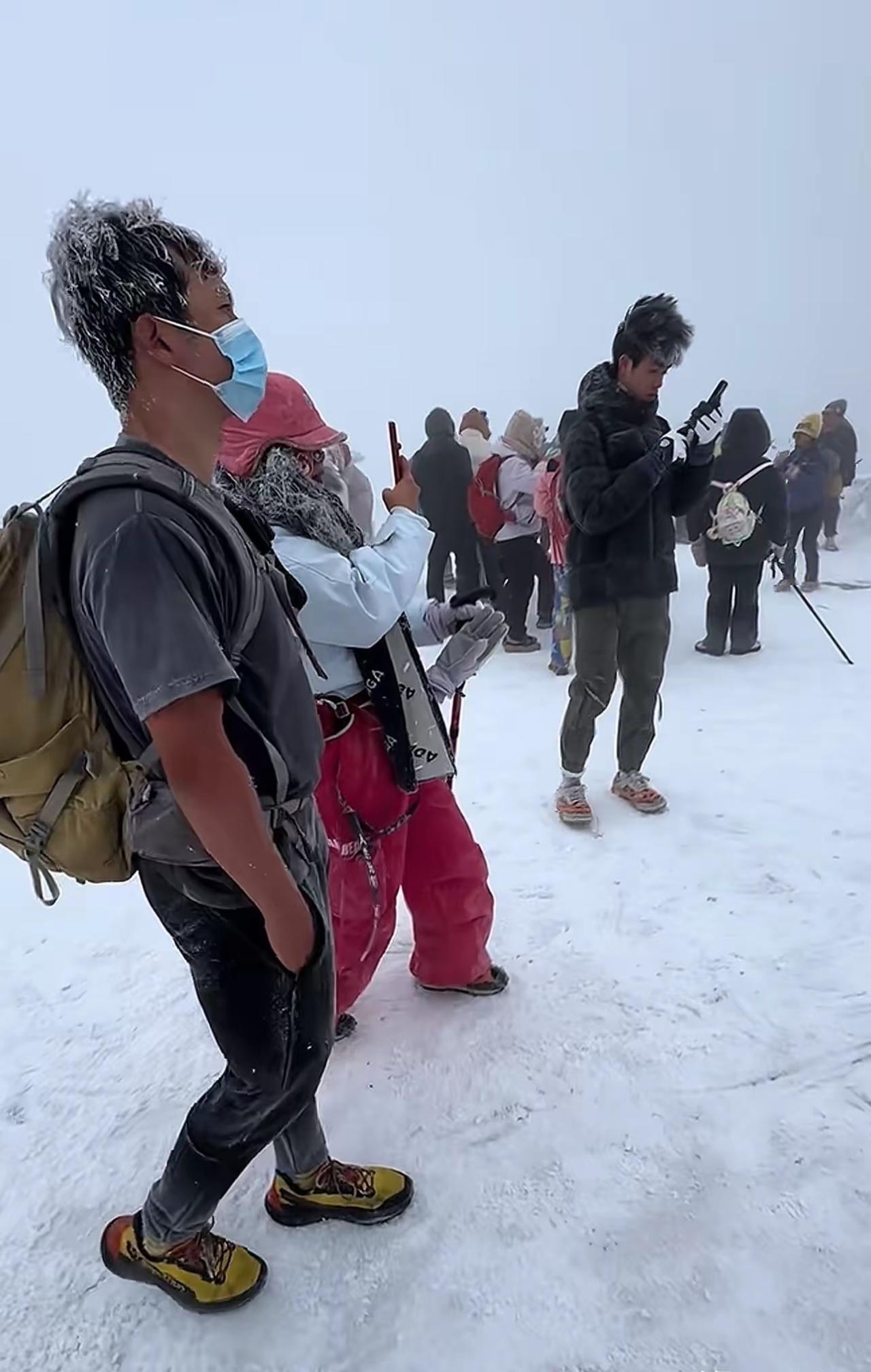 广东人实在太穷了[呲牙笑][捂脸哭]，到了东北看雪，一件羽绒服都买不起！但是这个靓仔