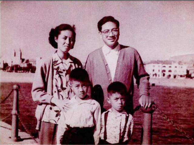 王铎：唐国强在青岛栈桥上的全家福这张照片，是我在90年代发表在《青岛晚报》上的