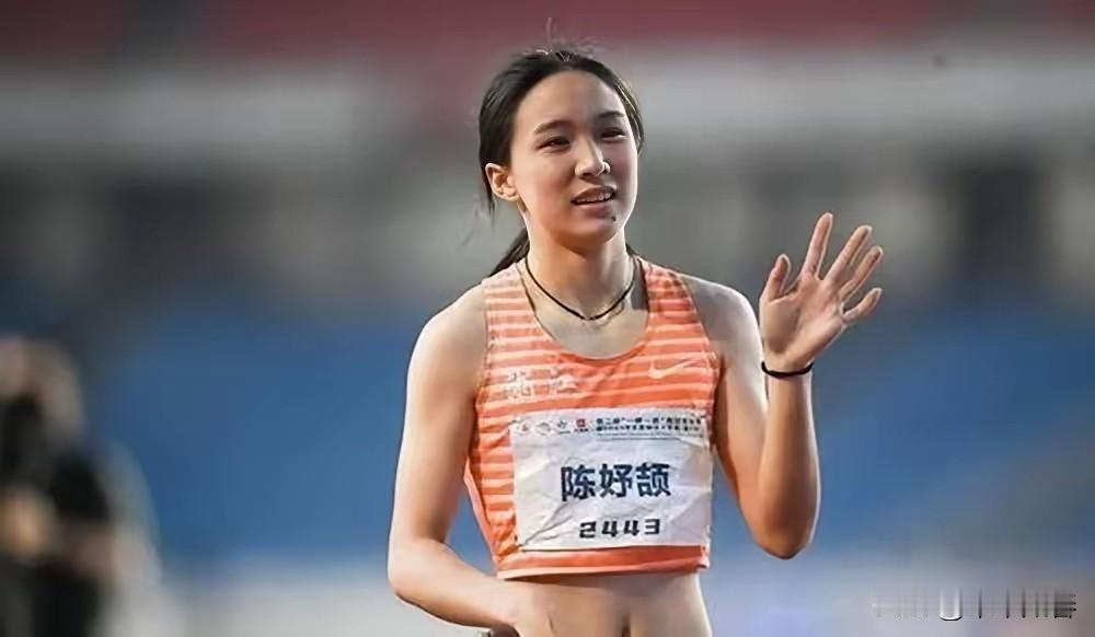 17岁的“小孩姐”陈妤颉回到浙江宁波家中之后，第一件趣事就是捧着自己三金一银四块