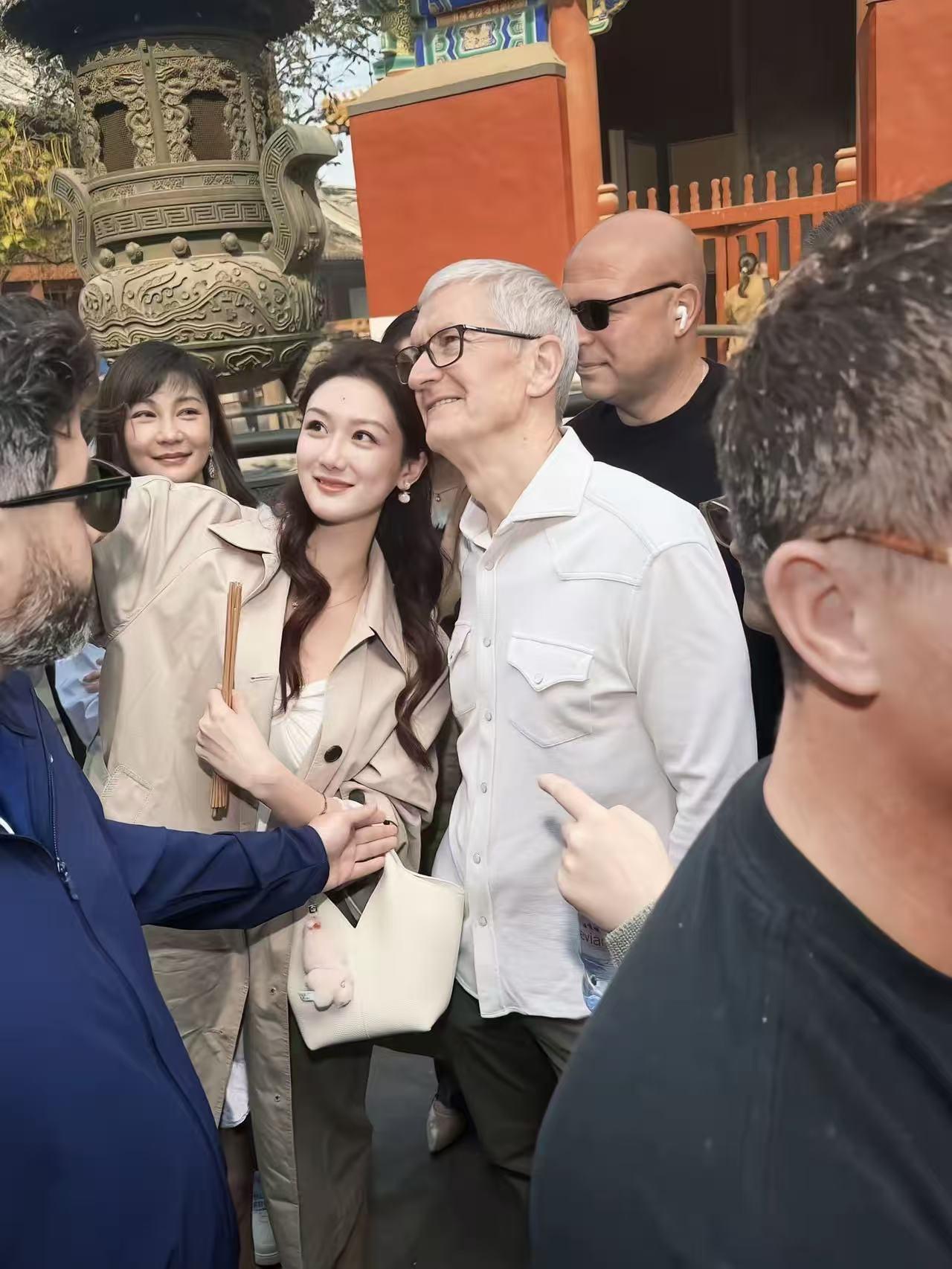 库克又来北京雍和宫游玩了！他真的好喜欢雍和宫和天坛，带了好几个保镖随从，却依