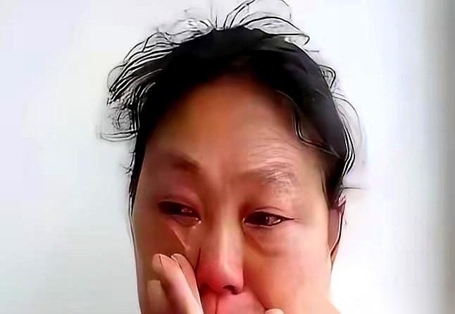 手机“叮”一声，上海一个500多人的业主群里，跳出一条长消息。阿姨打的。儿子