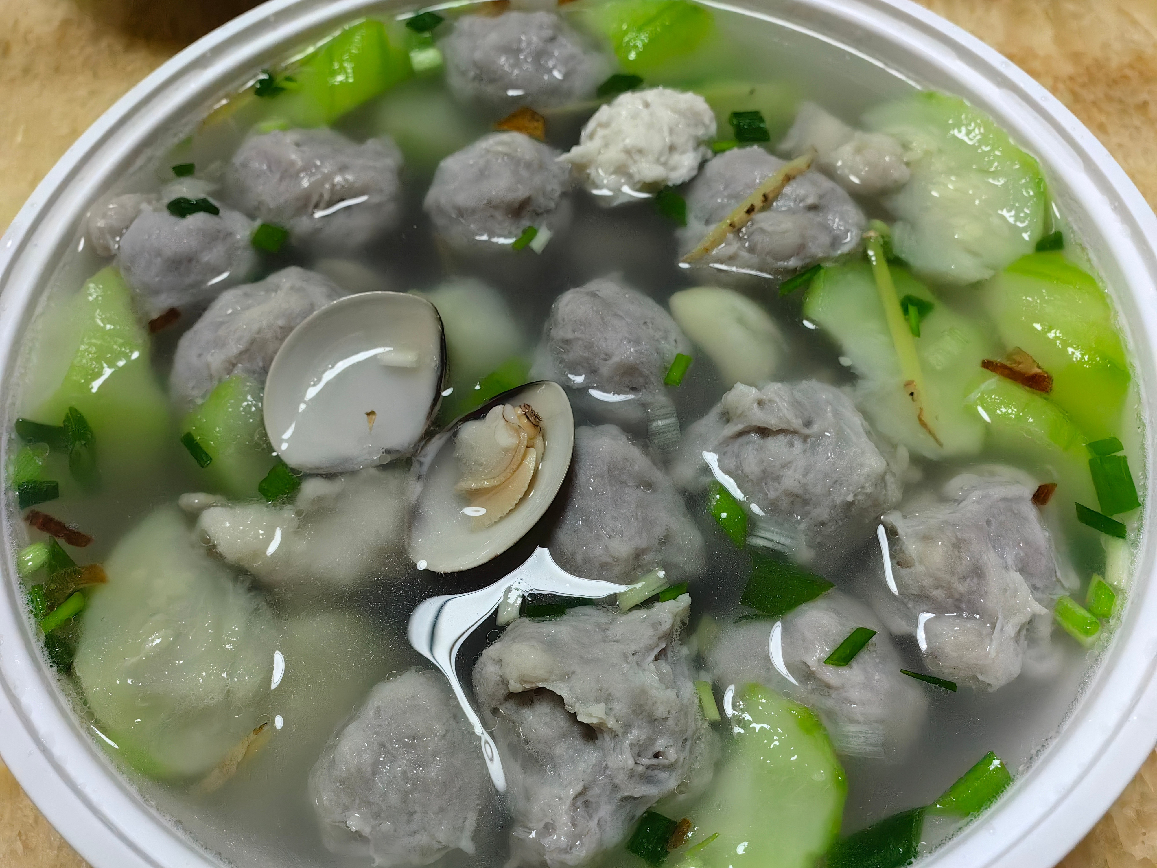 家常菜白灼虾，伊面，清蒸蟹，虾虾饼，水煮鱼片，鸡爪煲，蒜泥白肉，烤鸭，芋丸海蚌
